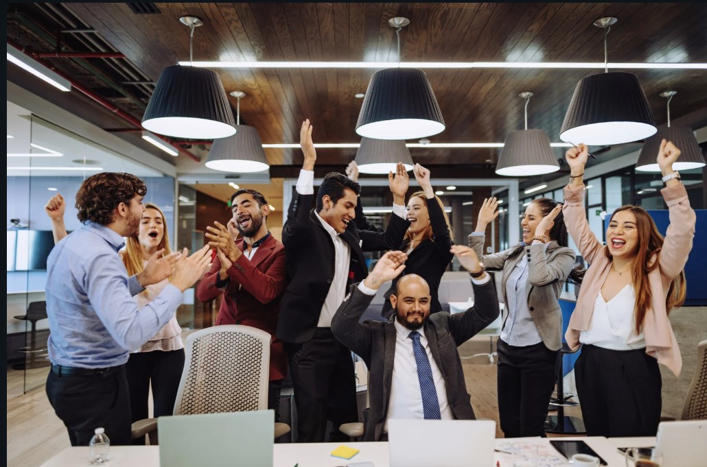 Pessoas celebrando sucesso e crescimento